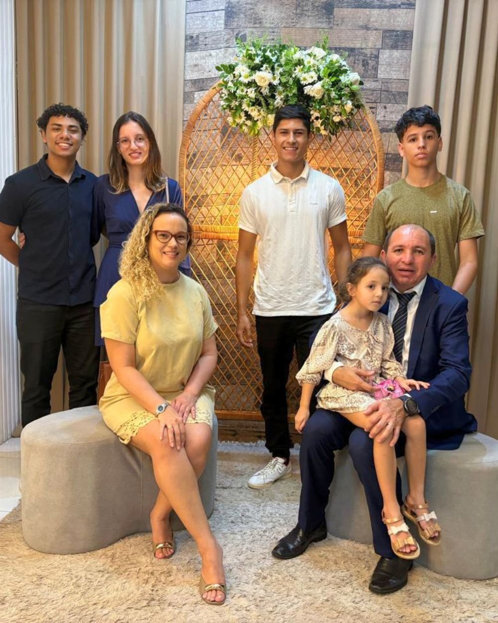 Izequiel Ferreira ao lado de sua esposa Joana Paula e dos filhos