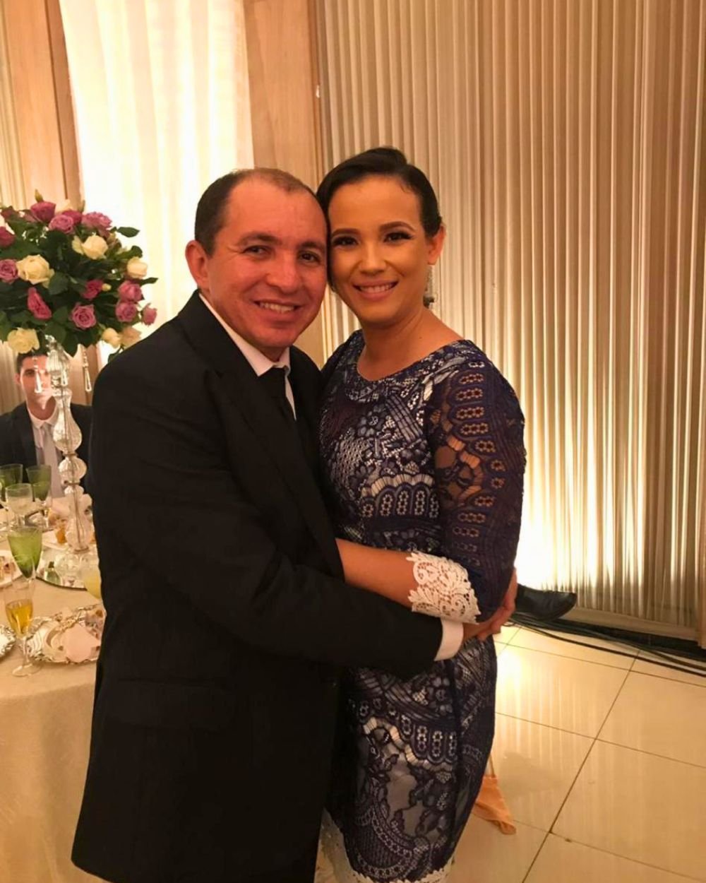 Izequiel Ferreira abraçado com sua esposa Joana Paula Soares Ferreira