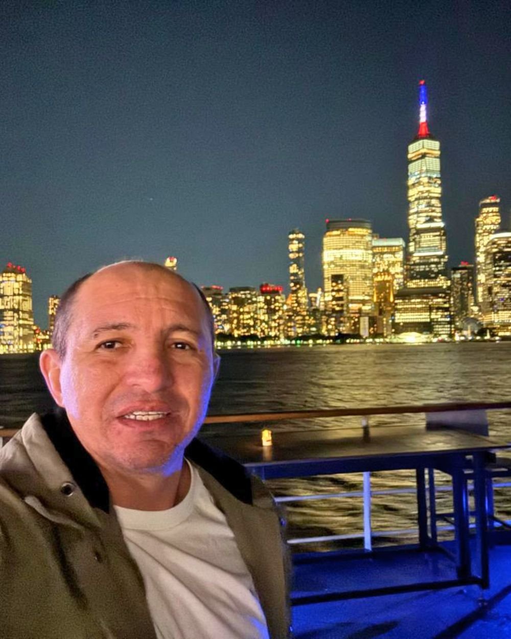 Izequiel Ferreira com a skyline de Nova York ao fundo