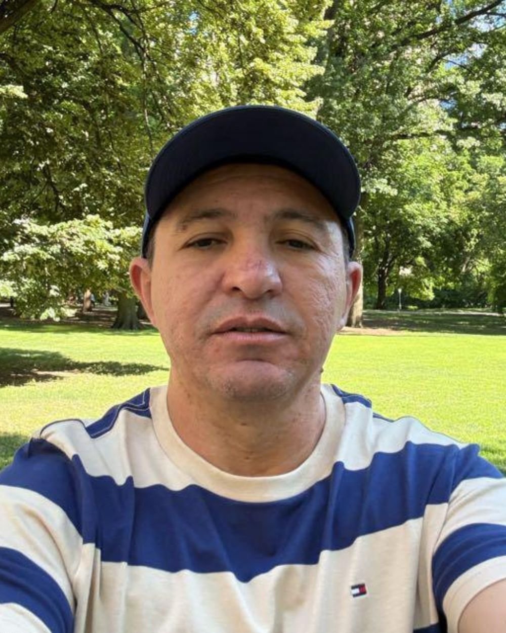 Izequiel Ferreira em um parque