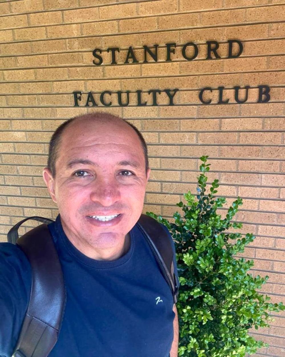 Izequiel Ferreira em frente ao Stanford Faculty Club